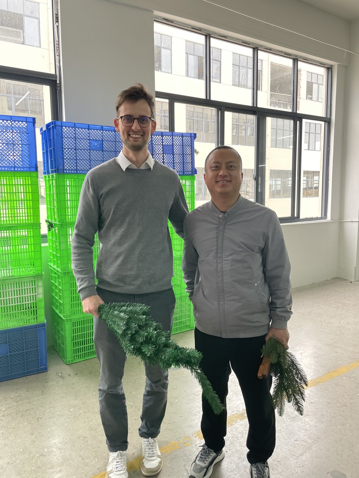 Aaron Berndt (links) und Dean, verantwortlich für die Qualitätskontrolle, mit Zweigen in der Fertigung